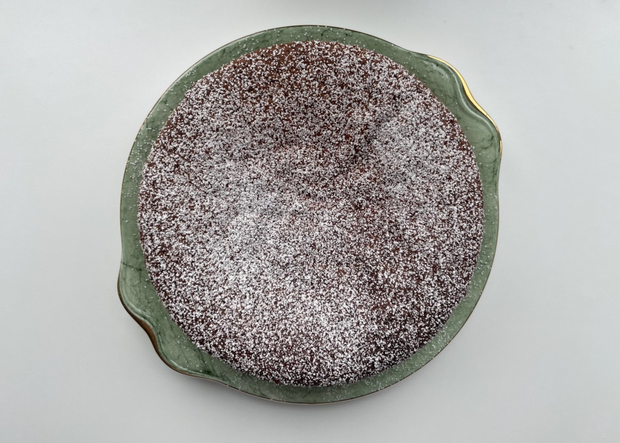 Boiled clementine cake dusted with icing sugar